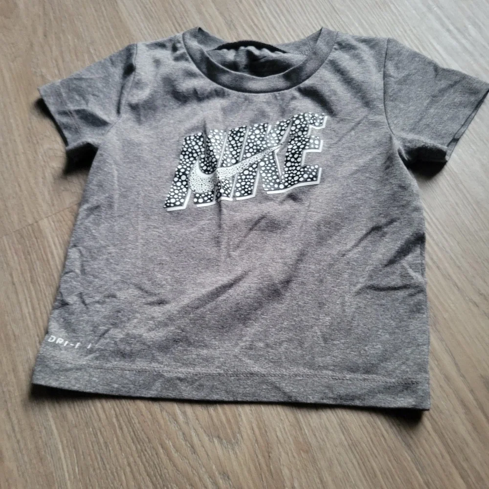 Nike T-Shirt Kids 18M Gray Dri-FIT Polka Dot Logo Graphic Short Sleeve Tee Sport